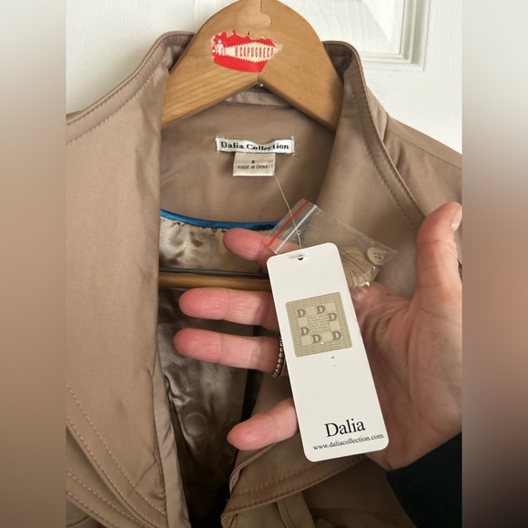 Dalia short trench with ruffled placket - Picture 3 of 11